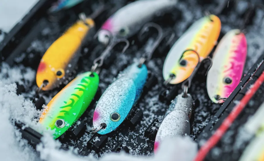 Näyttely eri pilkkiuistimista, jigeistä ja luskoista eri lajeille